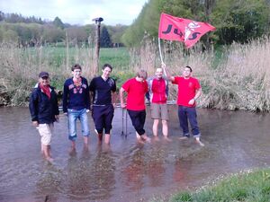 Der Teil der Wandergruppe der sich getraut hat. Im Kneippbecken in Burgberg (links Claudia Sünder)